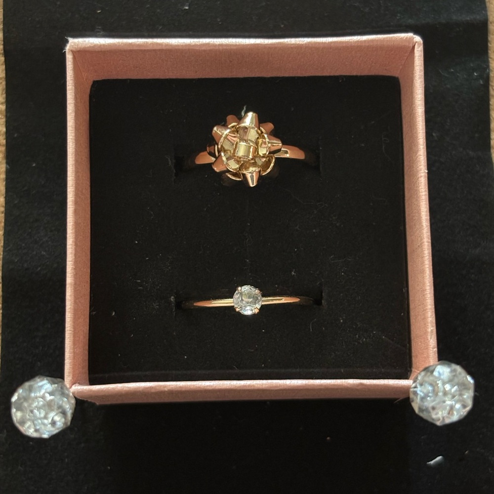 Elegant Gold Bow and Diamond Size 8 Ring Set